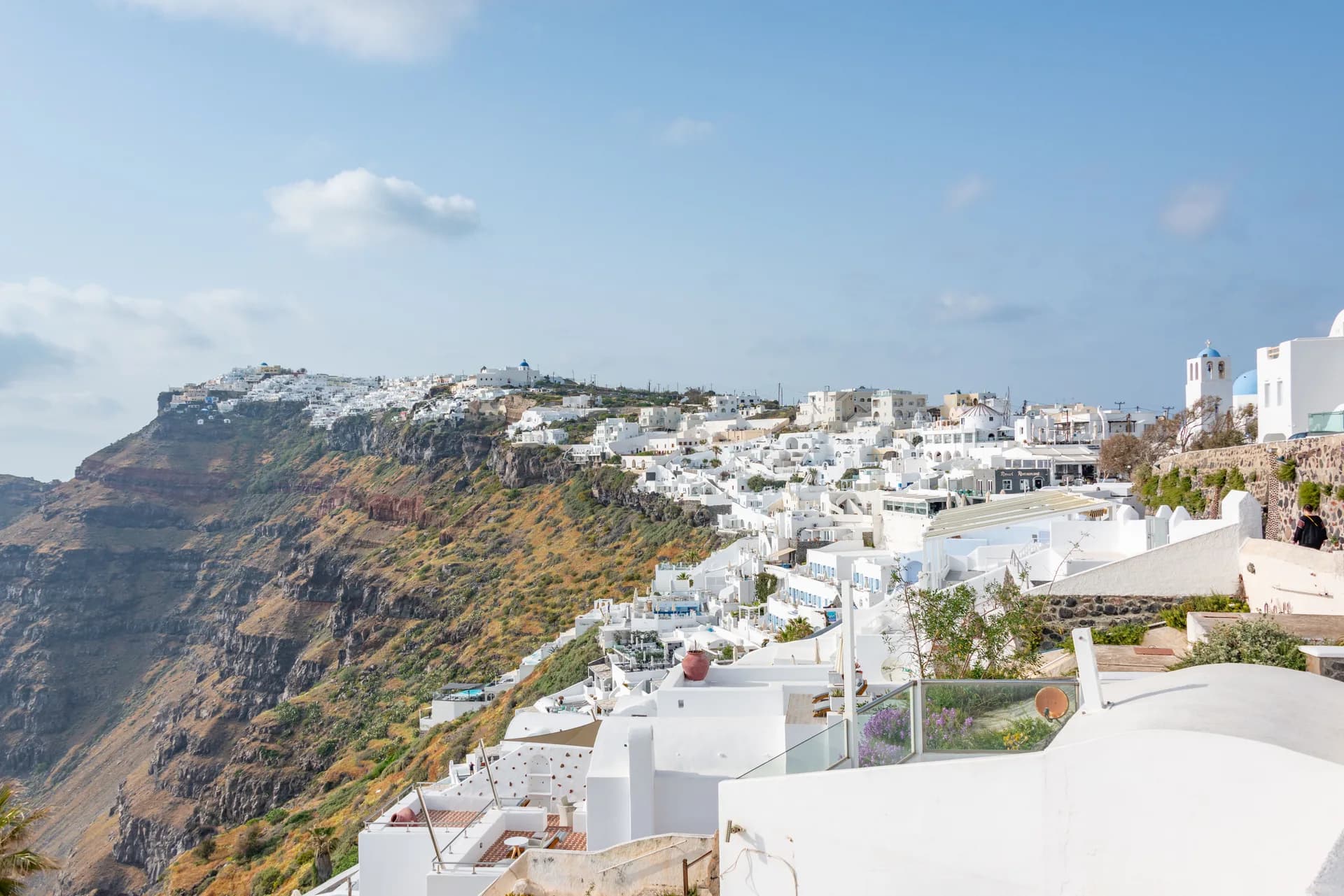 BookNoFees Imagine de exemplu: Case albe pe versanții abrupți ai insulei Santorini
