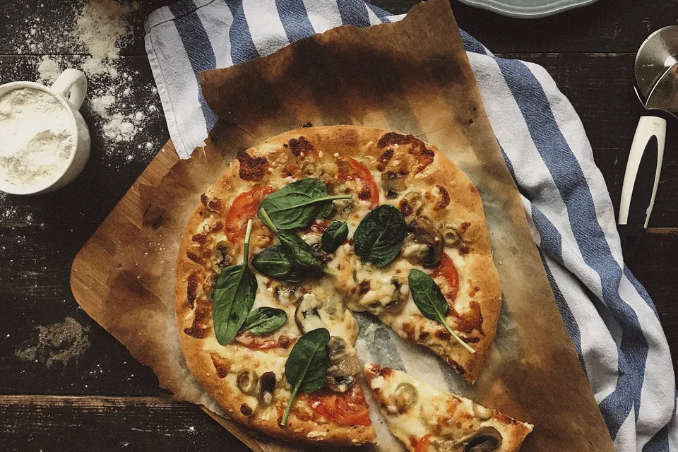 BookNoFees: Fotografie ilustrativă: Pizza cu ciuperci și spanac