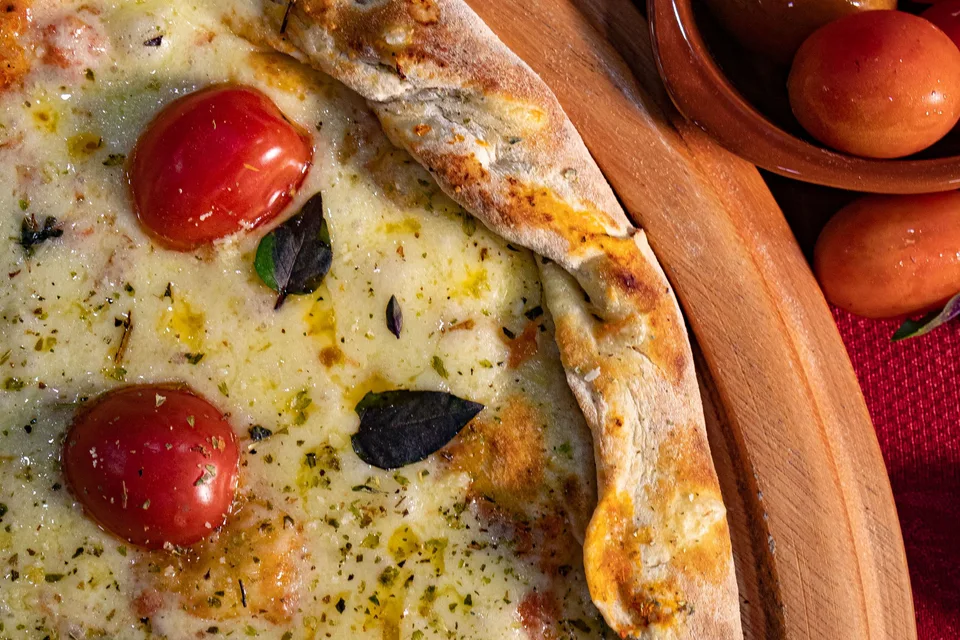 BookNoFees: Fotografie ilustrativă: Pizza cu brânză și roșii cherry