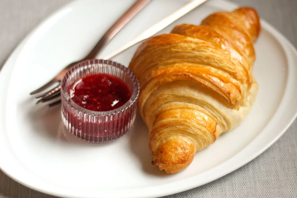 BookNoFees: Fotografie ilustrativă: Croissant servit cu gem
