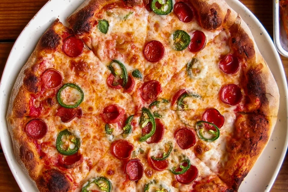 BookNoFees: Fotografie ilustrativă: Pizza cu pepperoni și ardei verde
