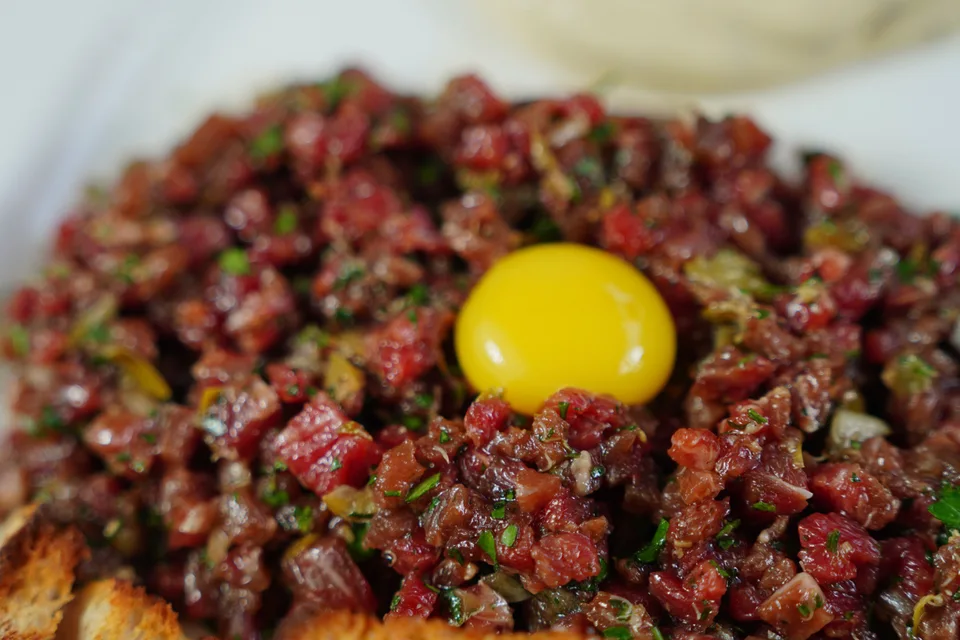 BookNoFees: Fotografie ilustrativă: Tartar de vită cu gălbenuș de ou, servit cu pâine prăjită
