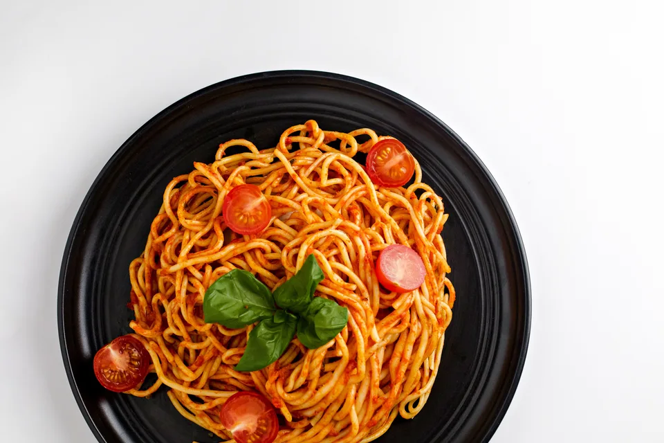BookNoFees: Fotografie ilustrativă: Spaghete cu sos de roșii și busuioc