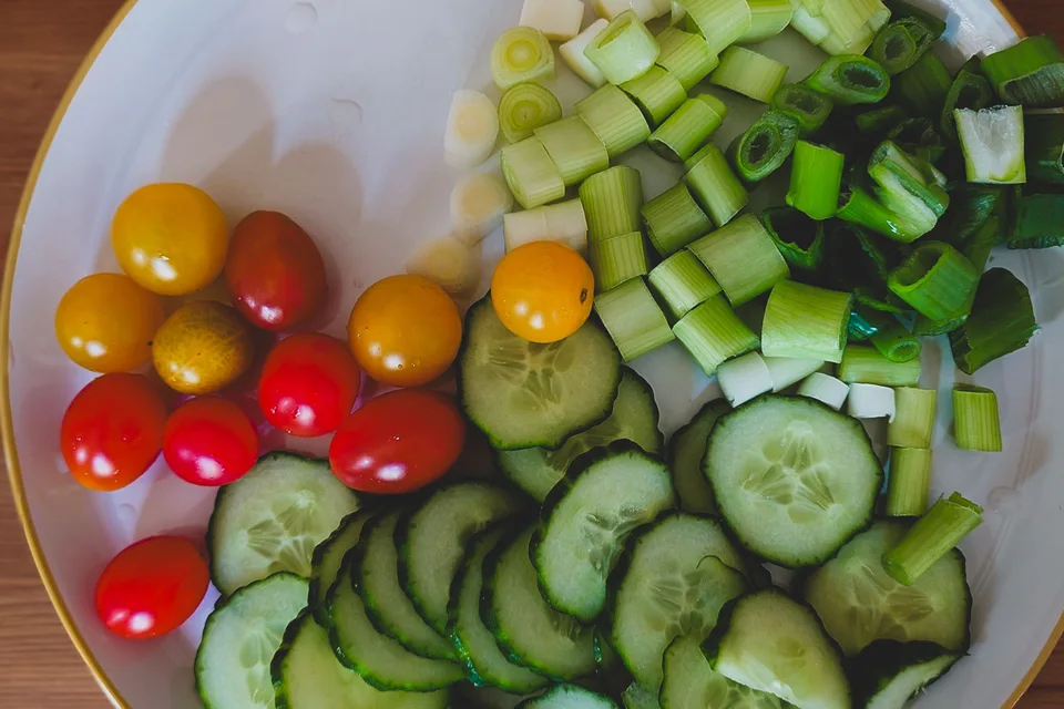 BookNoFees: Fotografie ilustrativă: Salată de legume cu castraveți, roșii și ceapă verde