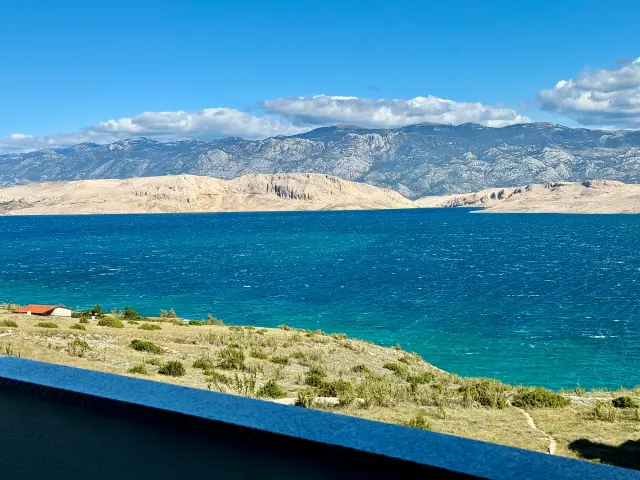 BookNoFees: Apartament penthouse cu vedere la mare și la Velebit – Pag
