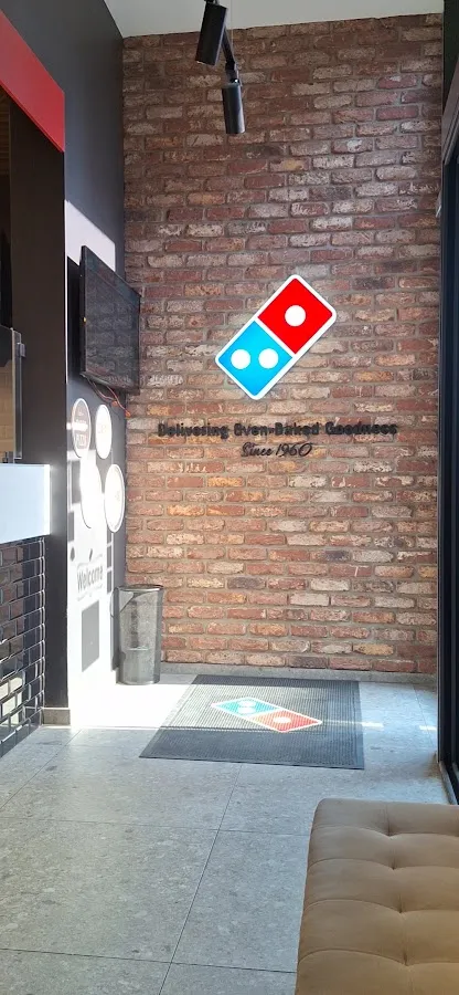 BookNoFees: Snack-bar – Domino's – Zagreb – Domino's, fotografie 2