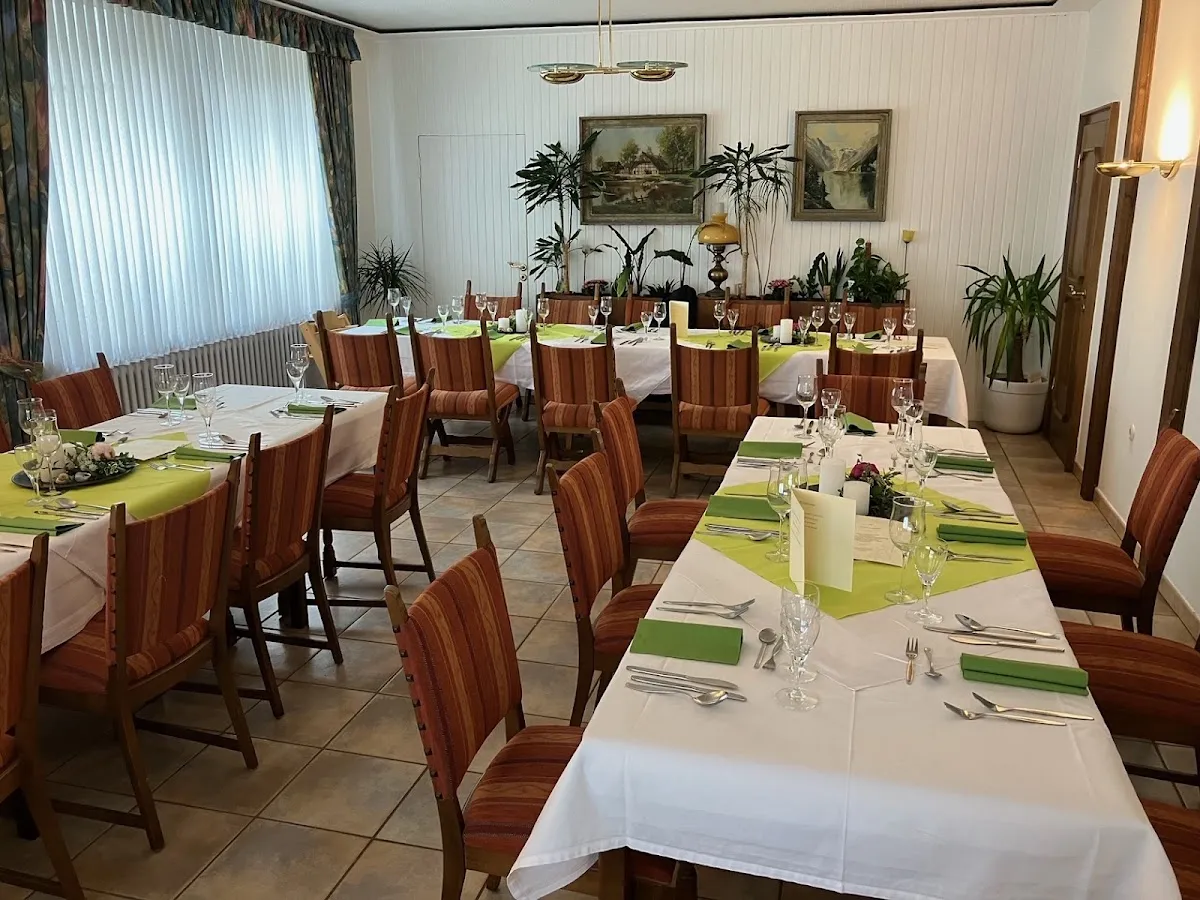 BookNoFees: Restaurant – Königshof – Erwitte – Curtea regală, fotografie 1