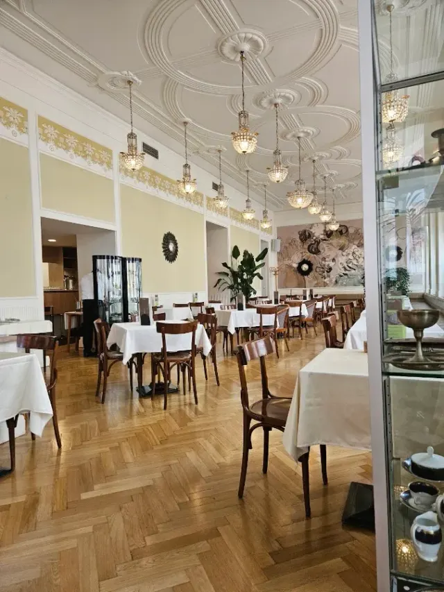 BookNoFees: Cafenea – Kavarna Union – Ljubljana – Cafeneaua Union, fotografie 2