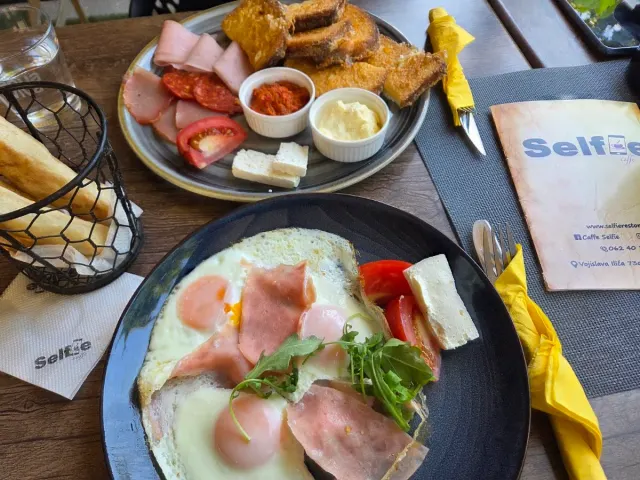 BookNoFees: Cafenea – Caffe Selfie – Belgrade – Cafea Selfie, fotografie 2