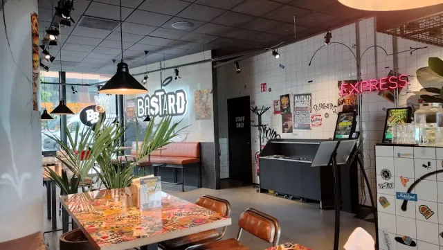 BookNoFees: Restaurant – Bastard Burgers – Stockholm – Burgheri Bastard, fotografie 2