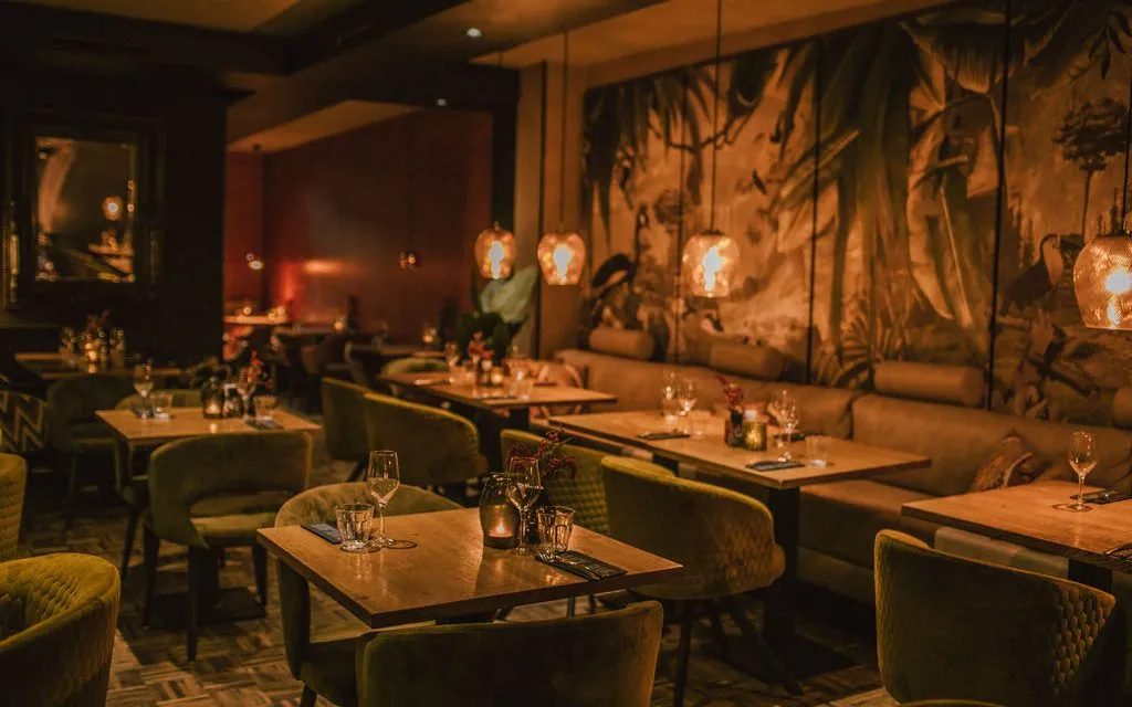 BookNoFees: Restaurant – Black and Blue – Amsterdam – Negru și albastru, fotografie 1