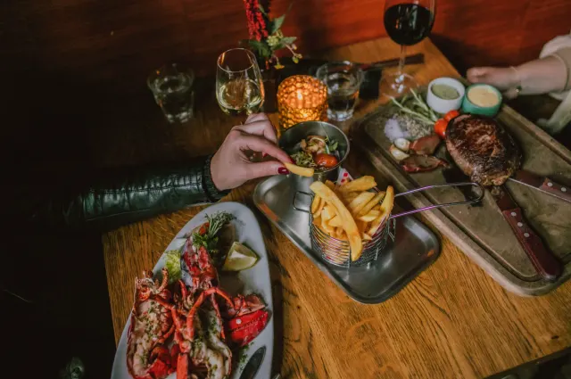 BookNoFees: Restaurant – Black and Blue – Amsterdam – Negru și albastru, fotografie 2