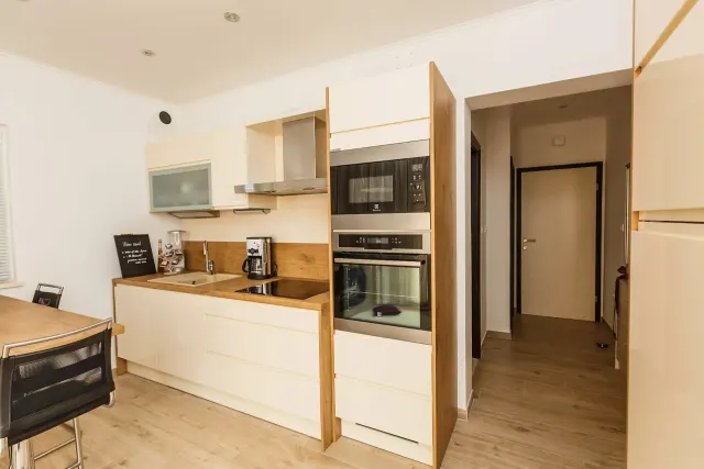 BookNoFees: Apartamentul Miran, cu balcon și vedere la mare – Okrug Gornji