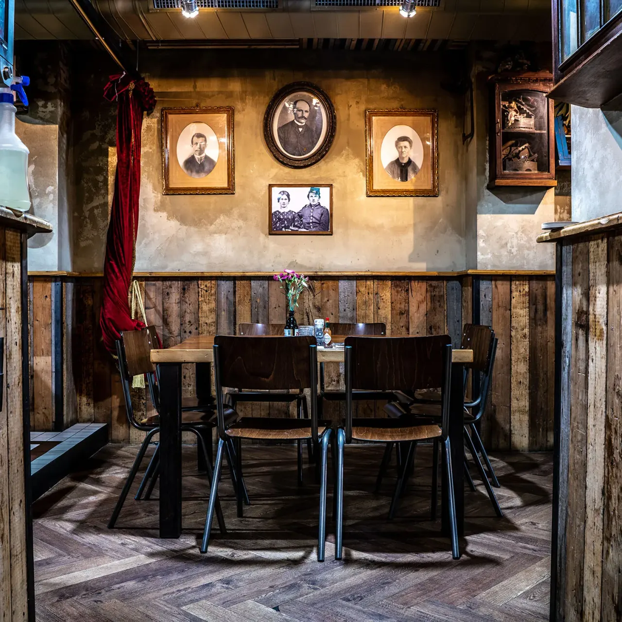 BookNoFees: Restaurant – Cannibale Royale Handboogstraat – Amsterdam – Cannibale Royale, Handboogstraat, fotografie 1