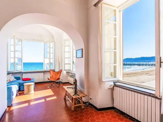BookNoFees: Apartament spațios, cu vedere la mare și tavane boltite – Alassio
