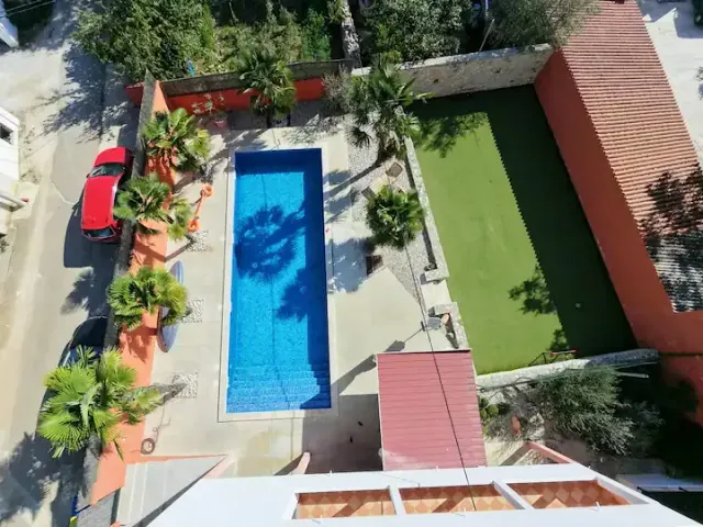 BookNoFees: cazare de vacanță în Čabrunići – Vacanță la superlativ pe o suprafață de 130 m², cu piscină de 57 m² și grădină privată