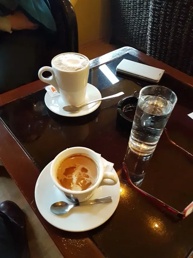 BookNoFees: Cafenea – Caffe Bar Aurora – Zagreb – Cafeneaua Aurora, fotografie 2