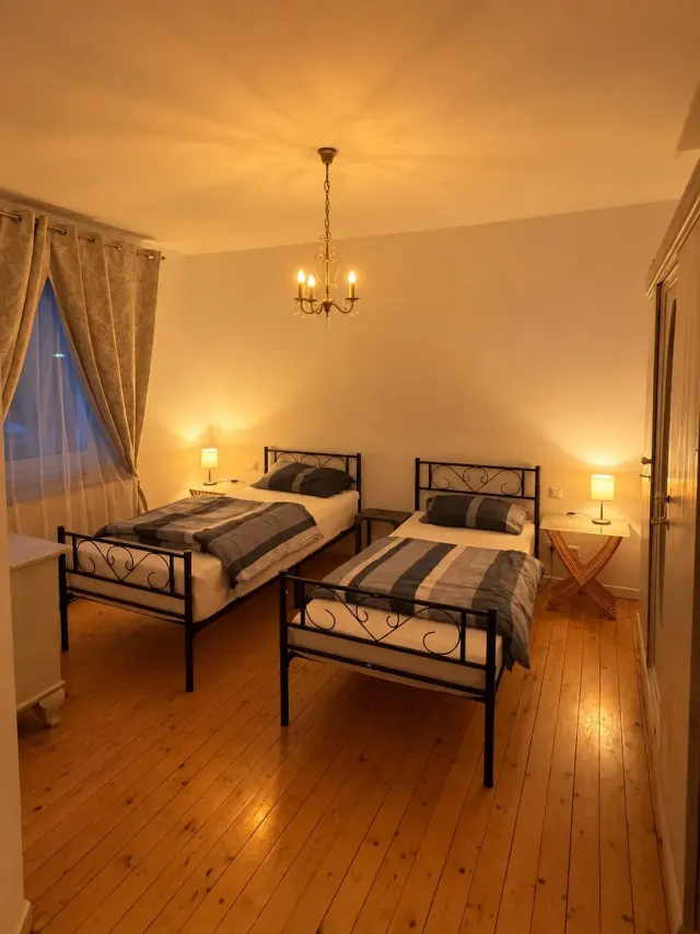 BookNoFees: Cameră liniștită într-un apartament îngrijit, cu loc de parcare – Sundern