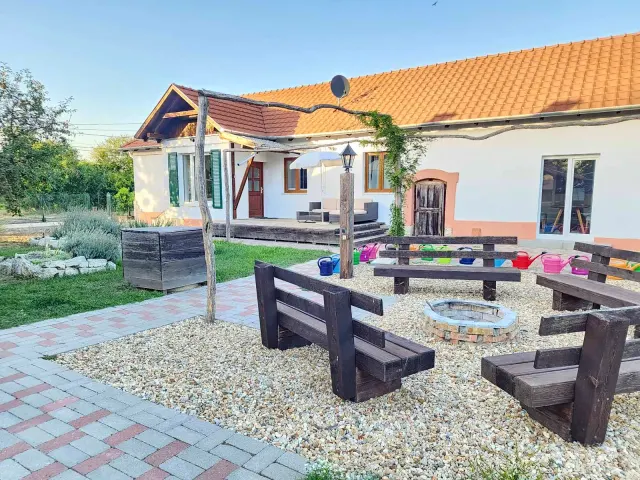 BookNoFees: Casă liniștită și spațioasă, cu grădină și foc de tabără – Tiszatardos