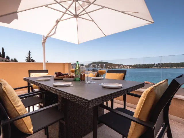 BookNoFees: Apartament elegant, cu design deosebit, cu terasă mare și vedere la mare, etajul 1 – Rogoznica
