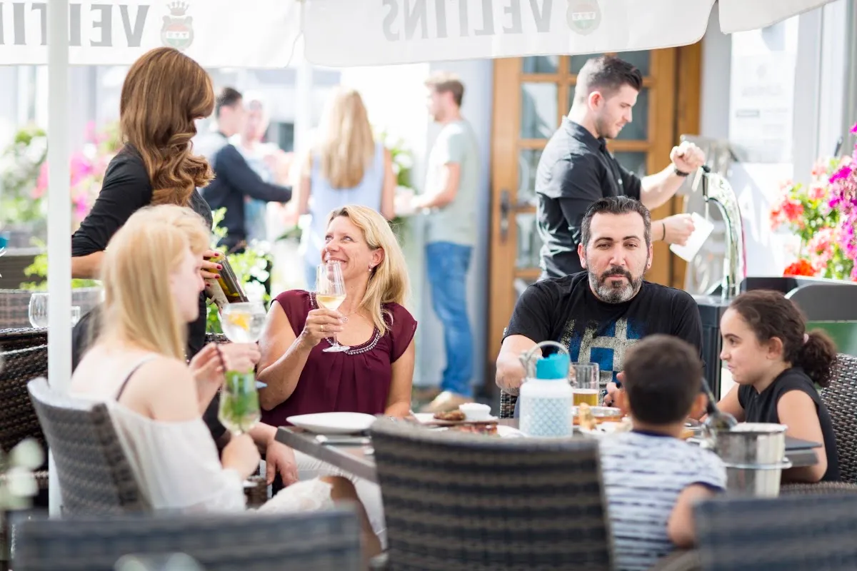 BookNoFees: Restaurant – Akropolis Restaurant – Unna – Restaurantul Akropolis, fotografie 1
