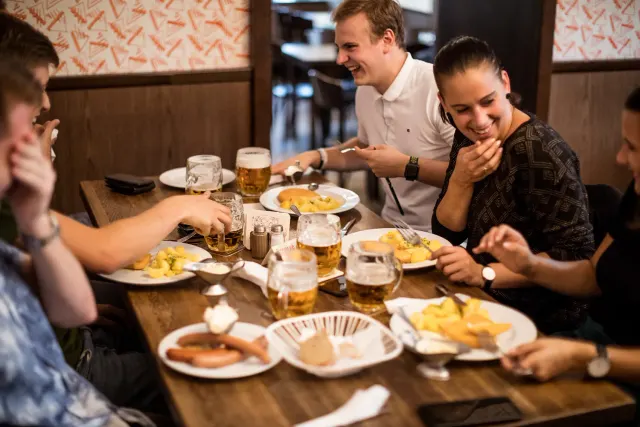 BookNoFees: Restaurant – Lokál Hamburk – Prague – Localul Hamburg, fotografie 3