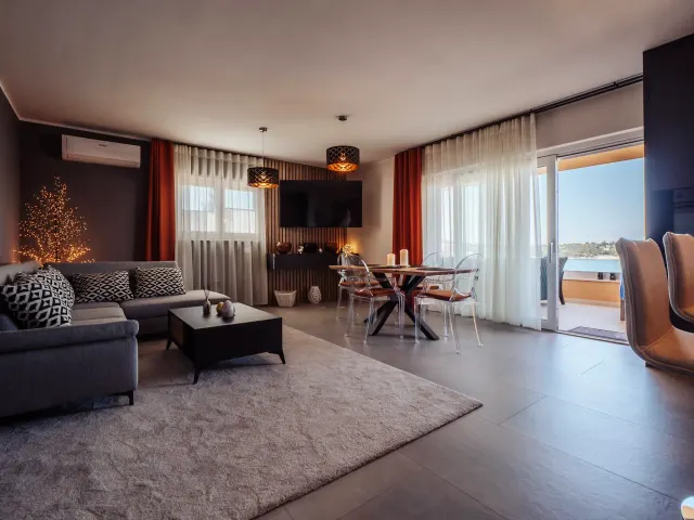 BookNoFees: Apartament elegant, cu terasă și vedere la mare, la parter – Rogoznica