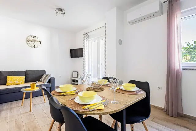 BookNoFees: Apartament luminos la parter, cu balcon și vedere spre grădină – Fazana- Valbandon