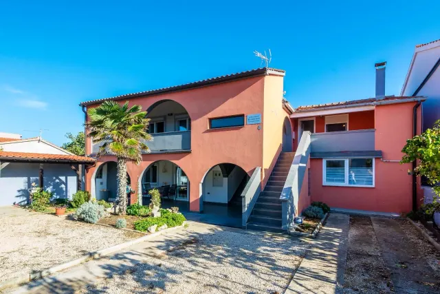 BookNoFees: Apartament liniștit cu grădină și balcon acoperit – Vir