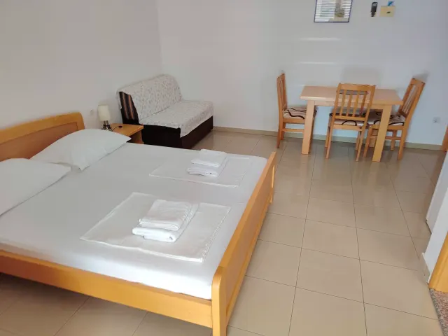 BookNoFees: Studio liniștit, cu balcon și vedere la mare – Omiš