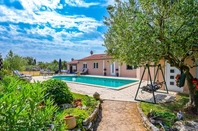 BookNoFees: Casă de vacanță „Una” cu piscină privată și grădină – Fazana