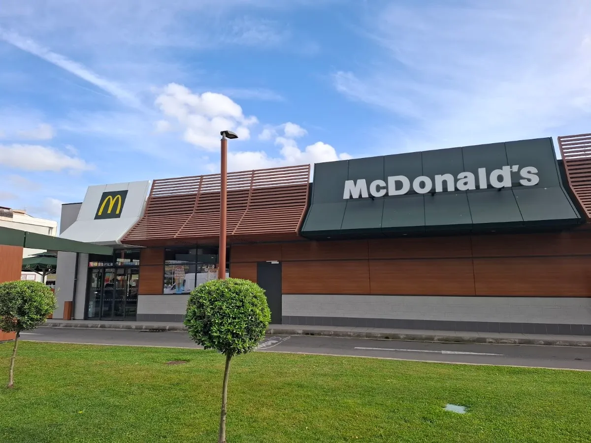 BookNoFees: Snack-bar – McDonald's – Athens – McDonald's, fotografie 1