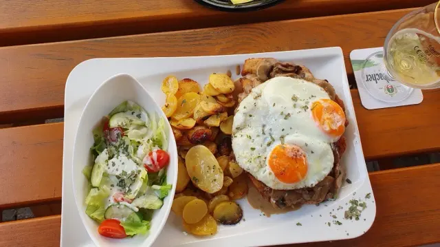 BookNoFees: Restaurant – Café zur Burg – Altena – Cafeneaua de lângă castel, fotografie 2