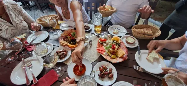 BookNoFees: Restaurant – Tapas-Bar Plettenberg – Plettenberg – Barul de tapas Plettenberg, fotografie 2