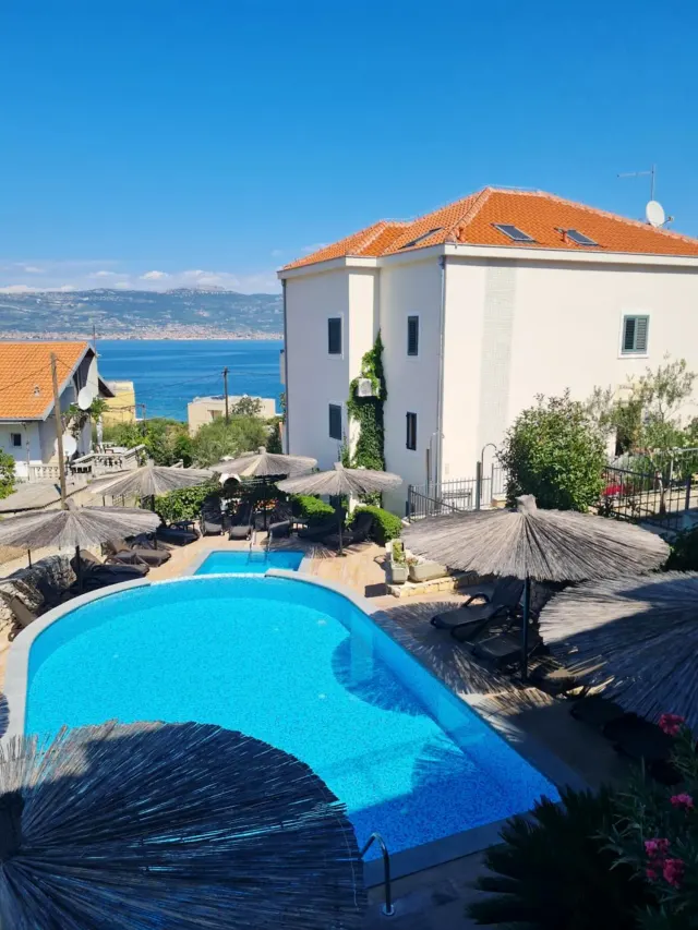 BookNoFees: Apartament de vacanță liniștit, cu piscină și zonă pentru grătar – Slatine