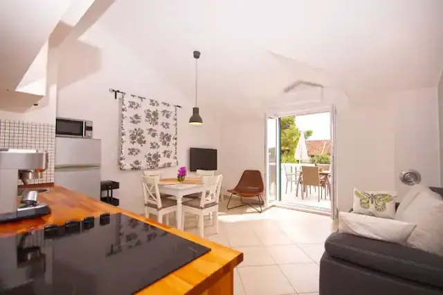 BookNoFees: NOU – Apartamentul 1, în apropierea plajei – Tribunj