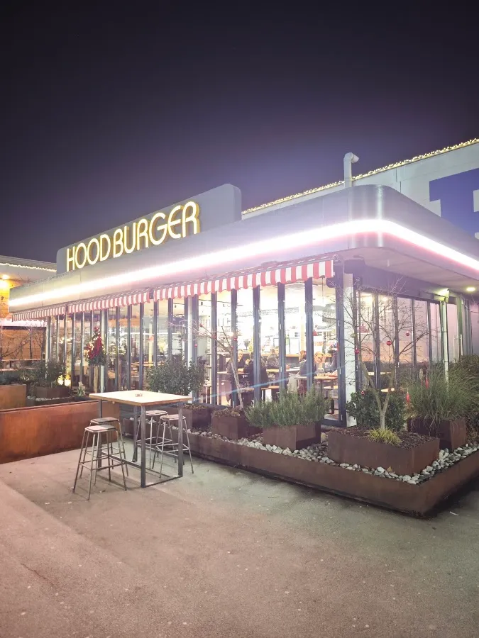 BookNoFees: Snack-bar – Hood Burger – Ljubljana – Hood Burger, fotografie 1