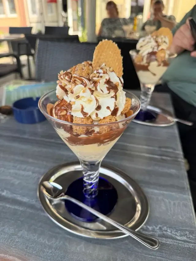 BookNoFees: Restaurant – Eiscafé San Remo – Altena – Eiscafé San Remo, fotografie 3