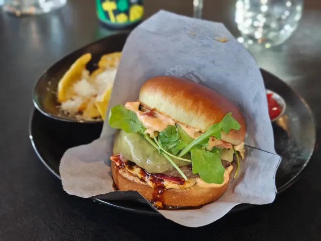 BookNoFees: Restaurant – Burgers & Wine – Helsinki – Burgers & Wine, fotografie 2