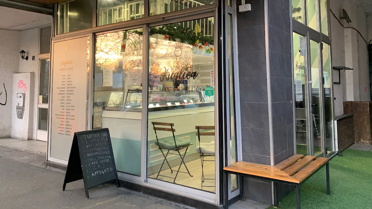 BookNoFees: Cafenea – Kuglica – Belgrade – Minge, fotografie 1