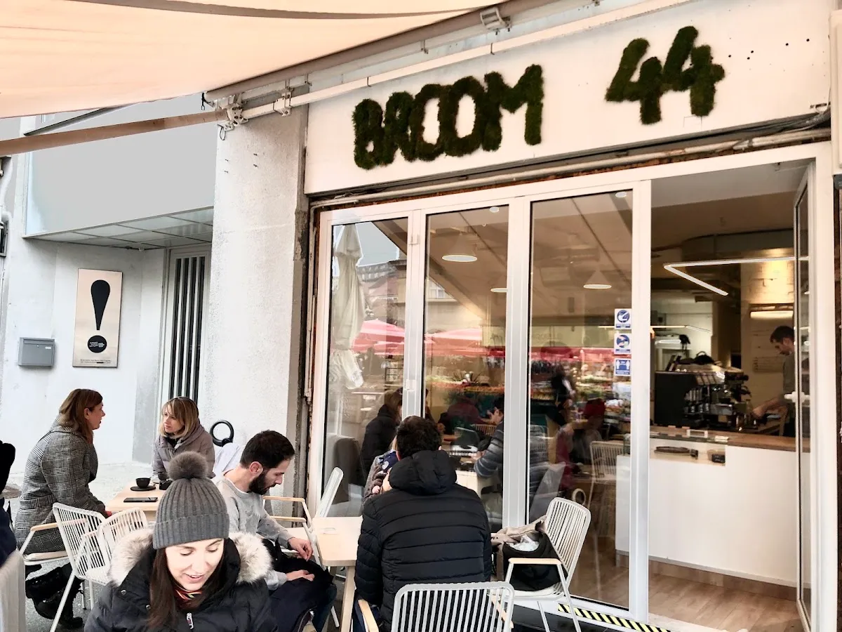 BookNoFees: Cafenea – Broom44 – Zagreb – Mătură 44, fotografie 1