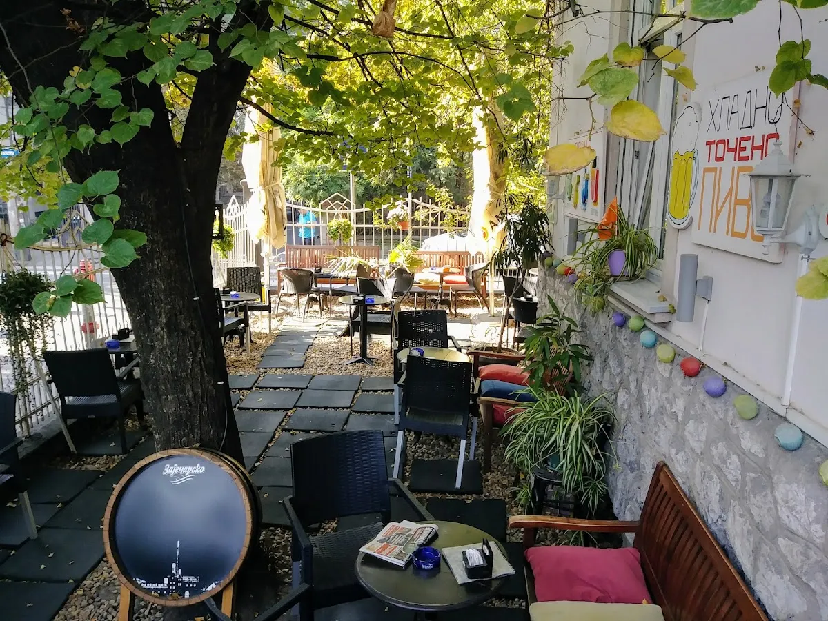 BookNoFees: Cafenea – Caffe Galerija Priča – Belgrade – Caffe Galeria Priča, fotografie 1