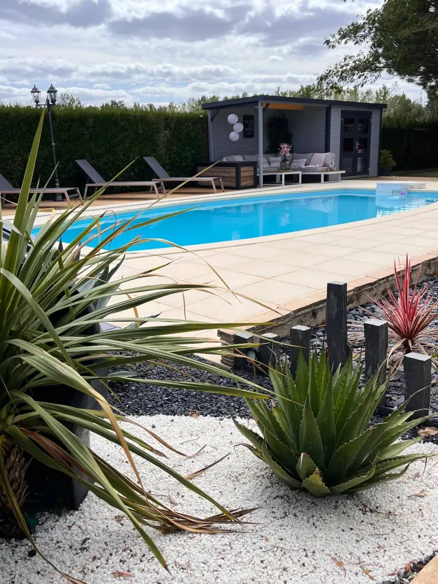 BookNoFees: Casă de vacanță de farmec cu piscină privată și pavillon din stuf – Gennes-Val-De-Loire