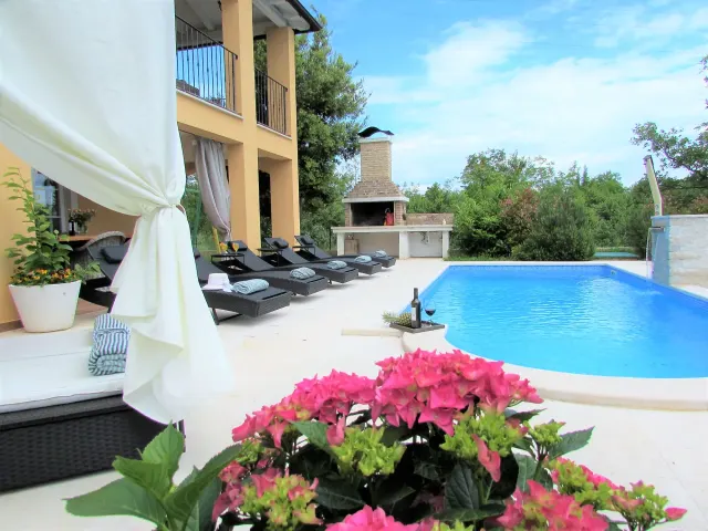 BookNoFees: cazare de vacanță în Rakalj – Villa Ari cu piscină, jacuzzi și saună