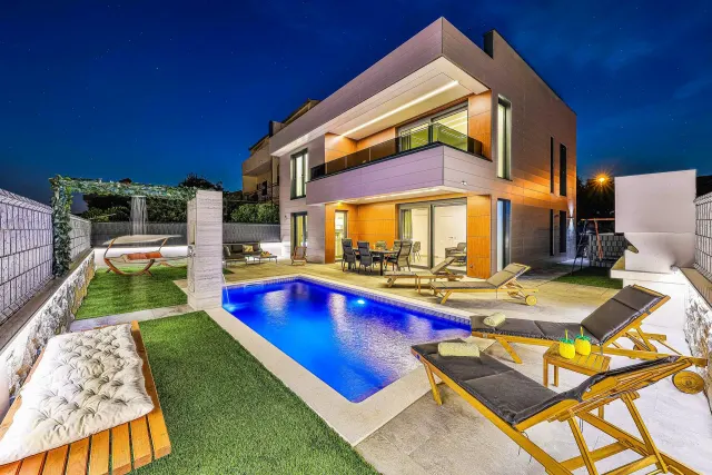 BookNoFees: Vilă modernă cu piscină și terasă spațioasă – Kastel Stafilic