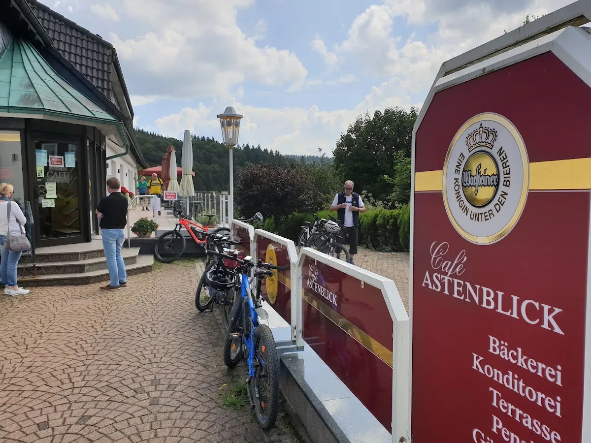 BookNoFees: Restaurant – Café Astenblick Bäckereicafé – Medebach – Café Astenblick – Cafenea-brutărie, fotografie 1