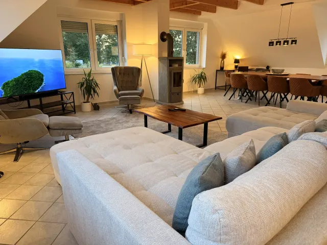 BookNoFees: Apartament de vacanță spațios, cu terasă pe acoperiș, pentru grupuri – Stuhr