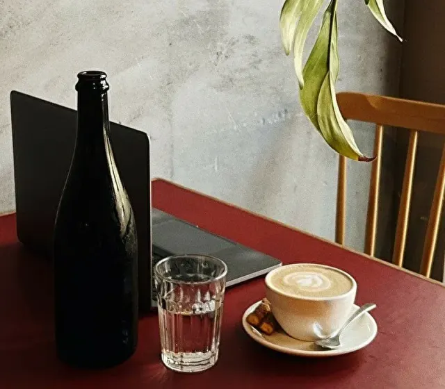 BookNoFees: Cafenea – Karavaan – Amsterdam – Caravana, fotografie 3