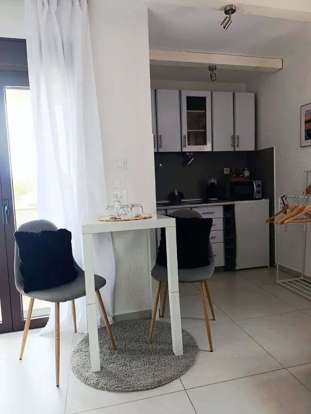 BookNoFees: Apartament studio liniștit, cu balcon și piscină – Vir