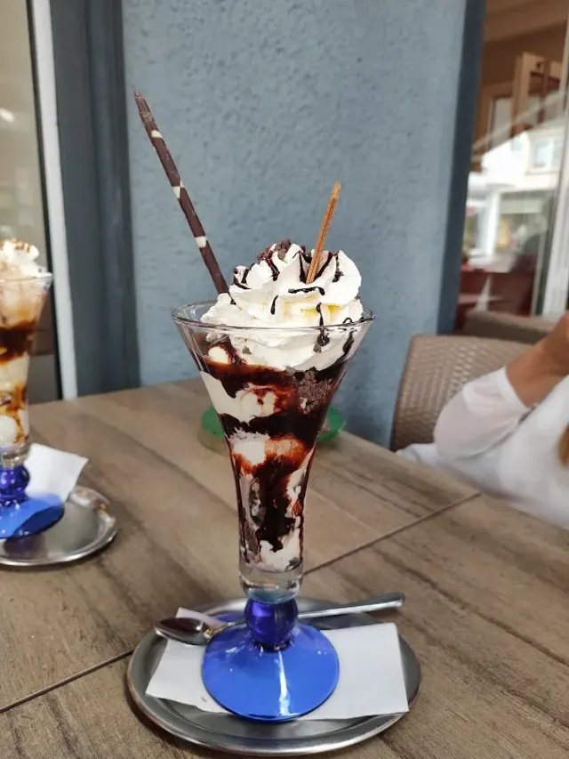 BookNoFees: Restaurant – Eiscafé mit Herz – Meinerzhagen – Cafenea cu înghețată cu suflet, fotografie 2